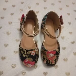 🎉S-HP🎉 10/$40 SHEIN Girl's Floral Black and Gold Shoes